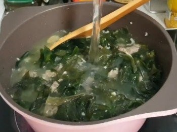 step6: 牛肉炒到變熟後就可以加入海帶一起炒了，
將海帶炒至軟身。海帶變軟身後可以加入水去煲，用大約五杯半水多些來煲這個湯，關蓋煲大約三十分鐘，