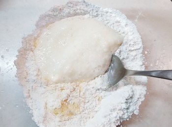 step6: 鮮山藥泥放入麵粉裡面並攪勻。