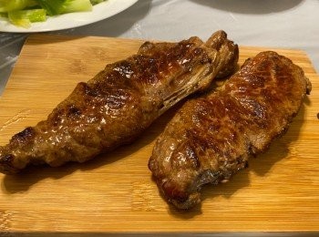 step1: 雪藏牛扒早一日從冰格取出，放喺入一般冷凍格，溶雪，煎之前一小時取出讓牛扒接近室溫。
牛扒不用冼，用廚房紙巾印乾水份,鑊熱，下牛脂起鑊
大火，下牛扒煎一面，不要翻動，待煎至50%熟（約1分鐘，視乎牛扒厚薄）才翻另一面
另一面煎1-2分鐘，可用筷子或鑊鏟按一按牛扒最厚的位置，如有彈力並開始硬身，代表7成至9成熟。（見圖）下鹽和黑椒。熄火上碟。