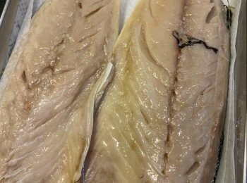 step1: 鯖魚解凍洗淨，瀝乾水，加薑汁醃最少1小時
#我通常前一晚醃定，放進雪櫃，第二日才煮