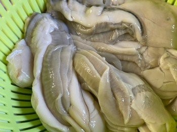 step1: 美國桶蠔加粟粉捽两捽，用弱雞水流洗乾淨瀝乾。