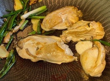 step5: 蠔煎約1分鐘，再翻另一面，煎約1分鐘。（見圖）