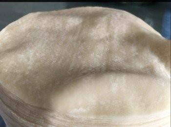 step4: 餃子皮包的時候印一下濕的廚房紙，包起來上來快靚正！