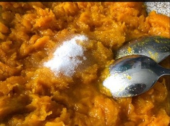 step4: 南瓜趁熱加15克白糖，不喜歡食甜的可不加