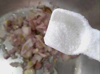 step4: 加入鮑魚汁，砂糖，粟粉，花生油同幹蔥頭撈勻