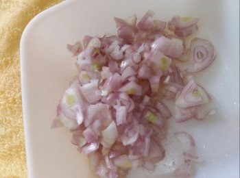 step3: 然後切粒，檸檬葉切碎