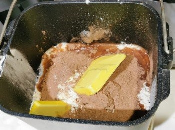 step1: 將所有<span class="group_1">麵糰</span>材料放入麵包機以製作<span class="group_1">麵糰</span>，大概要小時後取出。