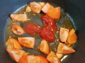step5: 下茄汁和少許水略煮。