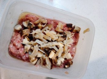 step2: 免治豬肉再加入冬菇粒和瑤柱條混合醃約 20分鐘。