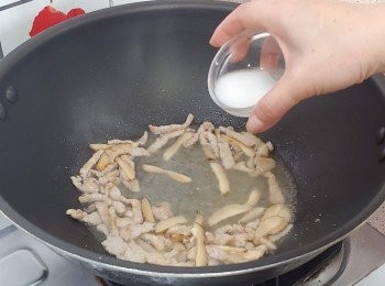 step13: 滾起後用適量生粉水埋薄芡