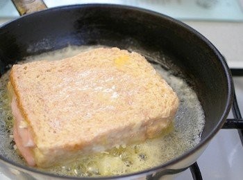 step10: 牛油融掉後,轉中大火, 將麵包的兩面及4邊煎至金黃即可