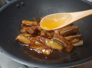 step8: 40分鐘後開蓋作最後加入蜜糖，試啱酸甜味後大火煮至收汁便完成。