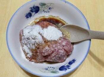 step1: 用調味料醃免治豬肉，拌勻。