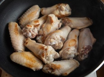 step1: 首先熱油鍋，將雞翅下鍋煎至表面金黃。