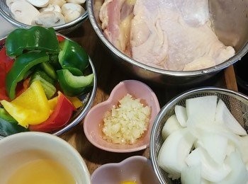 step7: 預備材料：洋蔥和三色椒去籽切角、白磨菇洗淨後一開二。