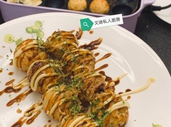 step5: 唧上沙律醬、章魚燒汁、木魚和和紫菜即成。
