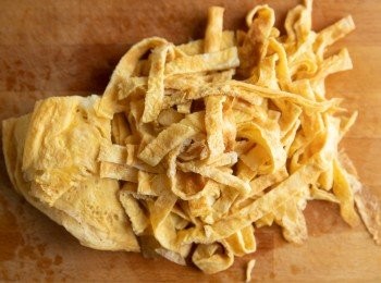 step1: 首先將雞蛋打成蛋液，並下鍋煎成蛋皮再切絲備用；將<span class="group_2">醬汁</span>的<span class="group_1">食材</span>均勻混合備用。