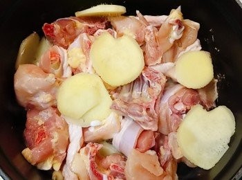 step3: 然後下雞件（皮向下) 中大火煎至五六成熟（變白）。