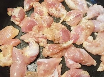 step11: 再在原鍋放入雞腿肉煎數分鐘至肉變色。