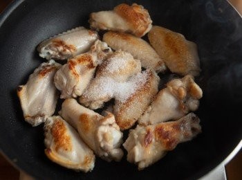 step2: 接著加入砂糖繼續煎至雞翅沾上糖色。