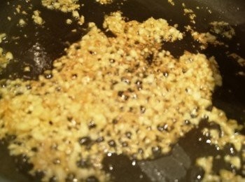 step3: 蒜蓉剁蓉，蒜蓉用牛油和油起鑊，蒜蓉炸到微燶後，將炸鮮魷落鑊，再加入椒鹽和辣椒碎同炒。