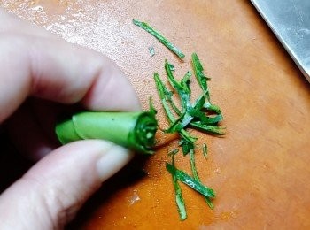 step4: 捲起切碎備用。