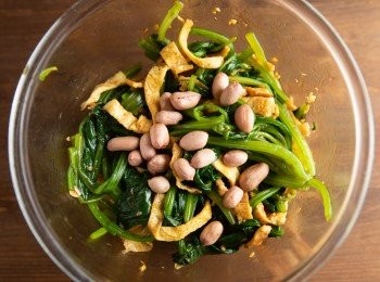 step4: 將菠菜與<span class="group_2">醬汁</span>、蛋皮、花生均勻混合。