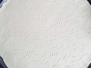 step1: <span class="group_2">麵糰</span>放上pizza焗盤(先塗上少許油)上，擀成薄圓形擀薄後拮孔。