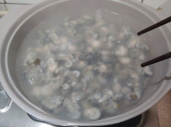 step6: 燒滾水，下蠔仔煮至剛熟