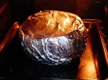 step1: 切開南瓜頂部，挖走裡面的瓤和瓜子，起出部份瓜肉(可加入作炒飯材料)，用錫紙包裹南瓜，放入焗爐以180°C焗約30分鐘至南瓜肉軟身。