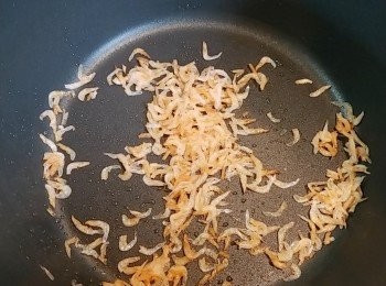 step1: 先將櫻花蝦用少許油炒至金黃酥脆， 盛起備用。