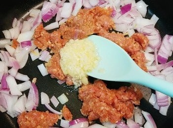 step4: 先下油大火炒香洋蔥、再下蒜蓉和免治豬肉續炒。