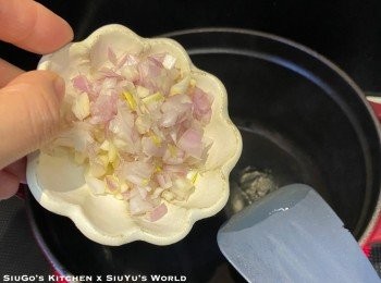 step3: 燒熱鍋下油(我用Staub‧18cm)，加入蒜蓉及乾葱蓉爆香，再下魚蛋醬炒香。