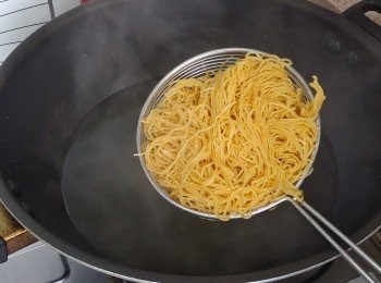 step5: 燒熱一鍋水； 下麵餅煮至散開（用筷子把麵餅弄散）