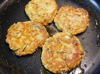 step7: 燒熱油，放入鯪魚球，用鑊鏟壓扁魚球形成魚餅，煎至兩邊金黃即可。