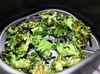 step3: 用油及調味料拌勻。用手最好，必須每片葉都沾上油。
預熱氣炸鍋160度5分鐘
平均鋪在氣炸鍋。不要疊在一起