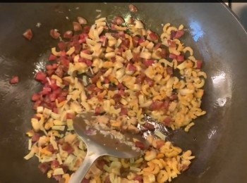 step2: 之後放入已蒸及切粒爉腸、冬菇粒、瑤柱絲，兜均。