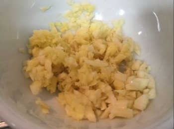 step7: 旁加入薑蒜爆香， 加半瓶蓋紹興酒