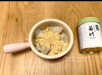 step4: 蕨餅放成2份，分別沾上抹茶粉及黃豆粉，切成小塊，輕力攪拌，確保蕨餅均勻裹上抺茶粉及黃豆粉即成