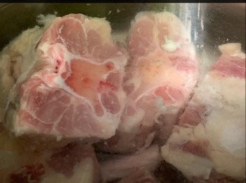 step4: 牛尾解凍洗淨，將牛尾汆水，備用。