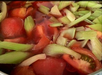 step8:  牛尾汆水 - 凍水放牛尾(即凍水落)， 煲至水滾，大火煮滾片刻，取出牛尾洗淨(但我Honey 有痛風症，故我會汆水2次，這樣可以將引至尿酸過高的 "嘌呤"迫出)。