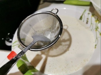 step9: 再用篩隔去粗粒，滾水後蒸25分鐘