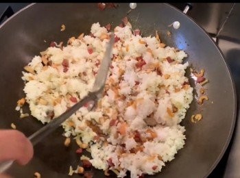 step4: 放入冷飯四碗，炒鬆