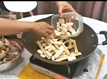step9: 放醃好的雞連醃汁