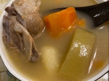 step1: <a href="https://bit.ly/3ANJVUp" target="_blank" data-keyword="豬展" class="guide-link"><strong>豬展</strong></a> <span style="display:inline-block;vertical-align:middle;margin-top:-3px;color:initial;border-radius:3px;padding:2px 3px;font-size:12px;line-height:14px;background:#87d300;color:#fff;">即買</span> 汆水5分鐘，略洗。青紅蘿蔔去皮切大塊，馬蹄去皮。果皮浸至軟身，刮去白色囊。紅棗、蓮子、百合、米浸洗，紅棗取去核，蓮子取去蓮芯，薑切片，備用。