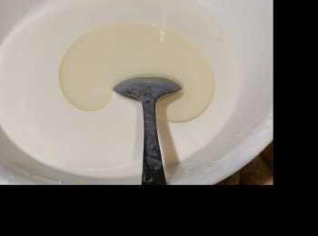 step8: 倒入15克菜油攪拌
