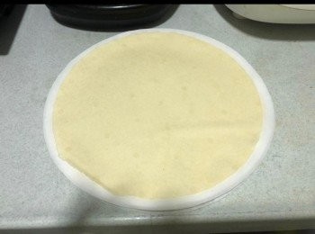 step7: 春卷皮用牛油紙逐片隔開
蒸5分鐘