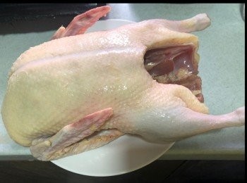 step3: 把<span class="group_1">鴨</span>身塗勻白醋再風乾5-6小時