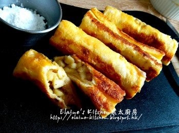step7: 麵包卷沾上蛋液 , 放入鑊中用慢火慢慢煎至每面金黃色 , 上碟後灑上糖霜即可