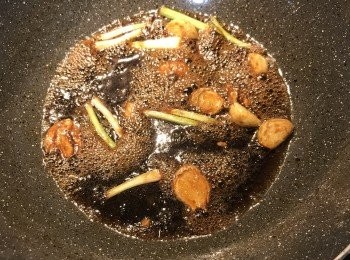 step7: 再加入米酒燒滾；